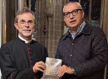 Gregor Gatscher-Riedl übergab Erzbischof Josef Grünwidl ein Exemplar des neuen Buchs. / Privat / NÖN.at Gregor Gatscher-Riedl übergab Erzbischof Josef Grünwidl ein Exemplar des neuen Buchs.