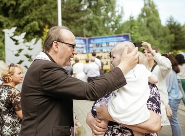 Bischof Glettler segnet Baby in der Ukraine
