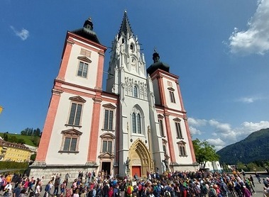 Wallfahrtsbasilika_Mariazell_mit_Pilgern